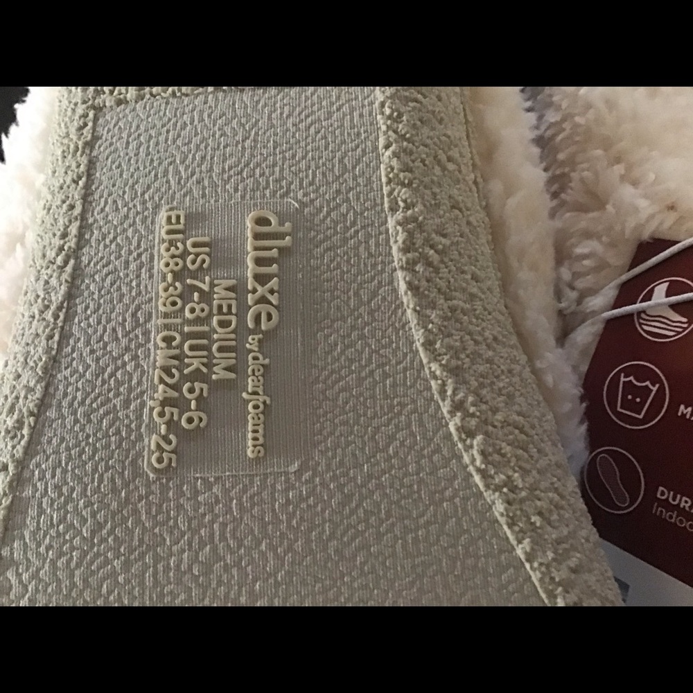 🎄🎄Deluxe by Dearfoams Cozy slip on slippers!🎄🎄 - Picture 3 of 3